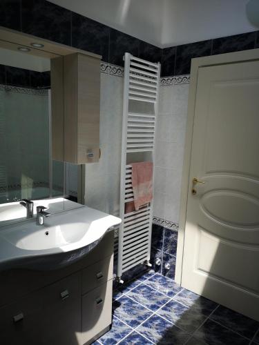 łazienka z umywalką i toaletą w obiekcie Sul Confine w mieście Cervia