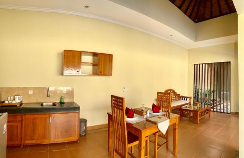 Una cocina o cocineta en Kartika Dahayu Private Pool Villas