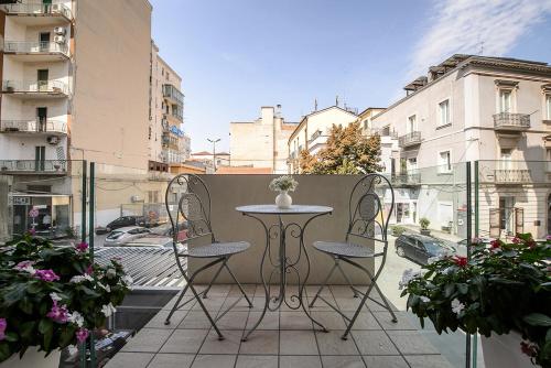 フォッジャにあるQuarto Novo Suiteの市街地に面したバルコニー(テーブル、椅子付)