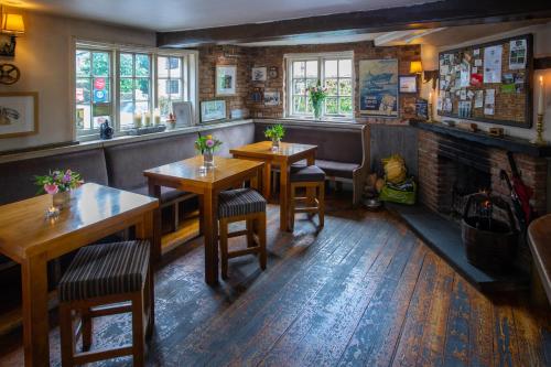 Un restaurante u otro lugar para comer en The White Lion, Soberton