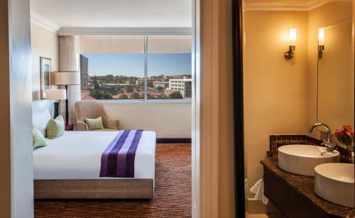 Katil atau katil-katil dalam bilik di Avani Windhoek Hotel & Casino