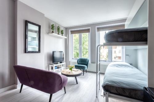 1 dormitorio con litera y sala de estar en Bed and Breakfast The Rose, en Haarlem