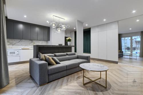 a living room with a couch and a table at Apartament DeLux in Poznań