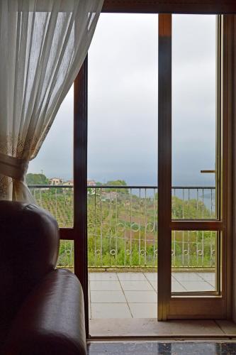 a room with a window with a view of the ocean at DOMUS LACUS in Campolattaro