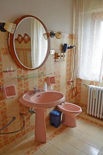 a bathroom with a sink and a mirror and a toilet at DOMUS LACUS in Campolattaro