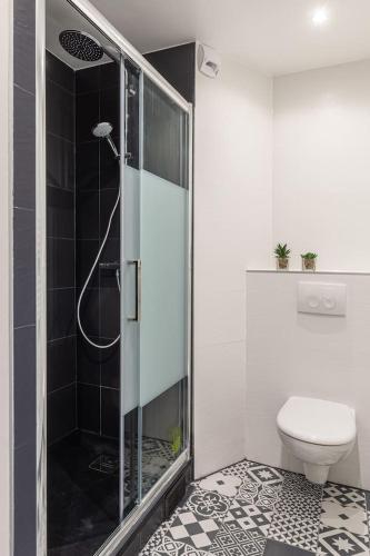 une salle de bain avec douche et toilettes dans l'établissement Superbe Appartement 5pers - 3km-8min DisneyLand, à Magny-le-Hongre