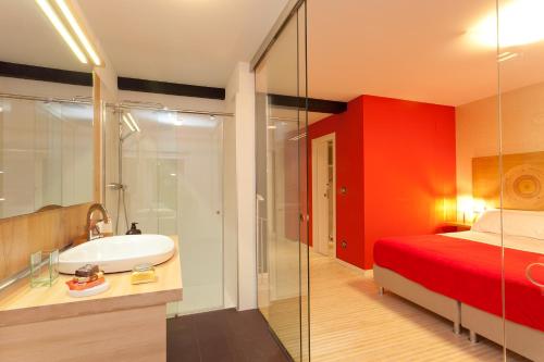 a bathroom with a tub and a bed and a shower at Apartamentos Ea Astei in Ea