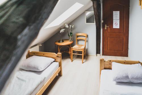 Un pat sau paturi într-o cameră la Zajazd Pod Lipami