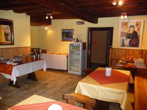 eine Küche mit 2 Tischen und einem Kühlschrank in der Unterkunft Gelber Löwe B&B Nichtraucherhotel in Schwabach