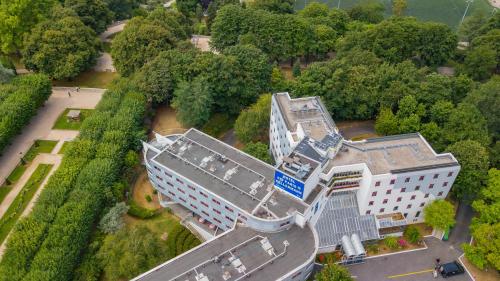 una vista aérea de un edificio en un parque en Hotel CIS Paris Kellermann en París