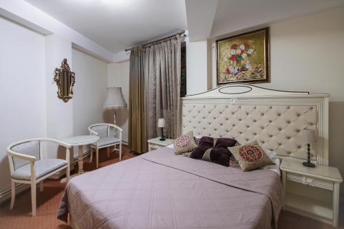 Un pat sau paturi într-o cameră la Hotel Royal Craiova