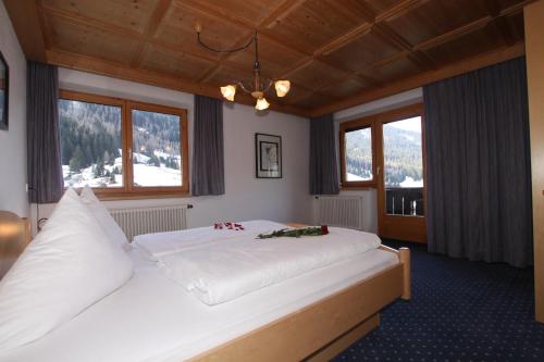 イシュグルにあるFerienwohnungen Sondereggerのベッドルーム(大きな白いベッド1台、窓付)