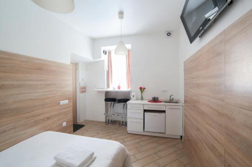 een slaapkamer met een bed, een wastafel en een raam bij Міні-Smart економ квартира в центрі для пари-3 хв до Оперного Театру in Lviv