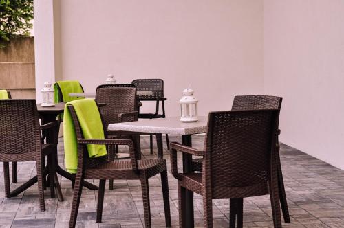 a group of tables and chairs in a room at Hotel Mużakowski in Łęknica