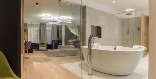 Kylpyhuone majoituspaikassa KOSIS Sports Lifestyle Hotel