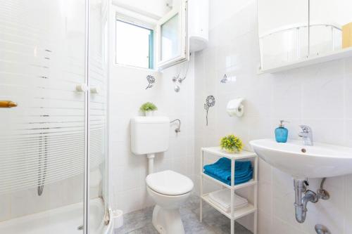 Ένα μπάνιο στο Villa Leticia in Tučepi, Private Pool