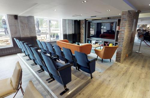 Area soggiorno di Village Hotel Hull