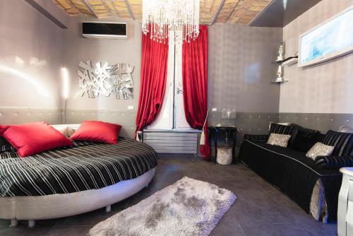 ein Wohnzimmer mit einem Bett und einem Sofa in der Unterkunft Jacuzzi Love SuiteSweetRome in Rom
