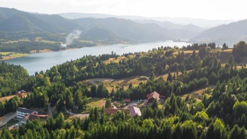 vistas a un lago en las montañas en Pensiunea Ily en Colibiţa