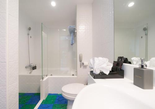 Ett badrum på FuramaXclusive Asoke, Bangkok