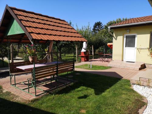 Κήπος έξω από το Apartman Kaszás Garden