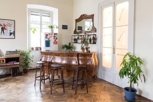 een bar in een kamer met krukken en een spiegel bij ControVento in Trieste