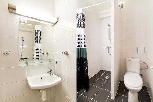 La salle de bains blanche est pourvue de toilettes et d'un lavabo. dans l'établissement Vrådal Ferieleiligheter, à Vradal