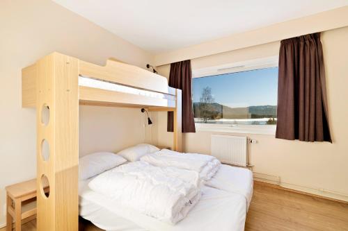 a bedroom with a bunk bed and a window at Vrådal Ferieleiligheter in Vradal