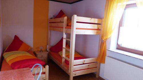 1 dormitorio con 2 literas y ventana en Ferienwohnung Dunja en Winterberg