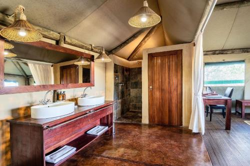 Phòng tắm tại Eagle Tented Lodge & Spa