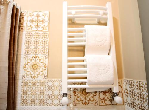 Un baño con un toallero con toallas. en Sofia Apartment in old Tbilisi, en Tiflis