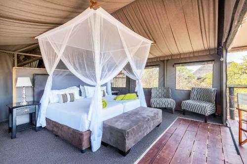 Ένα ή περισσότερα κρεβάτια σε δωμάτιο στο Eagle Tented Lodge & Spa