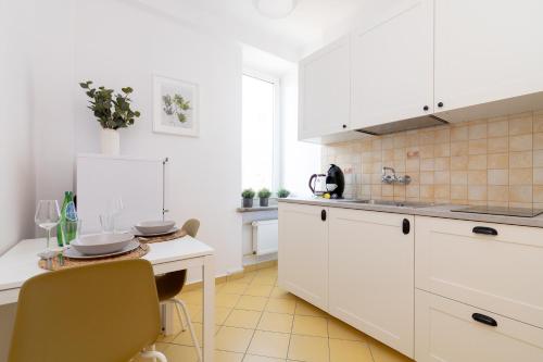 Kuchyňa alebo kuchynka v ubytovaní Chmielna Central Warsaw Apartment