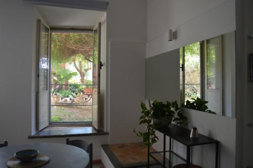 a dining room with a table and a window at Appartamento La Tana in Orvieto