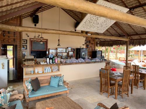 een woonkamer met een bank en een tafel bij Vila Ybytu Eco Resort in Itarema