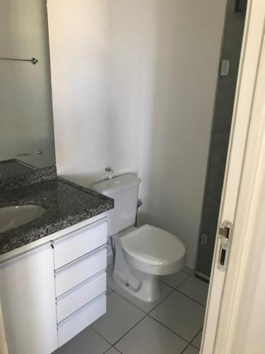 A bathroom at Pajucara Flat