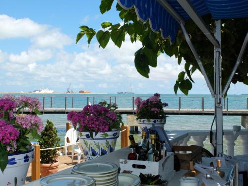 Galeriebild der Unterkunft Hotel Restaurant Juanito Platja in Sant Carles de la Ràpita