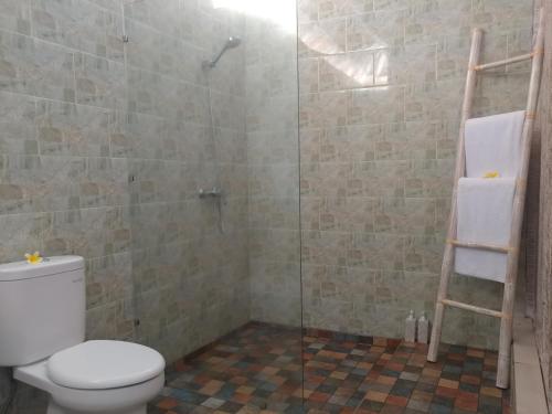 Koupelna v ubytování Lebaoh Nusa Cottage
