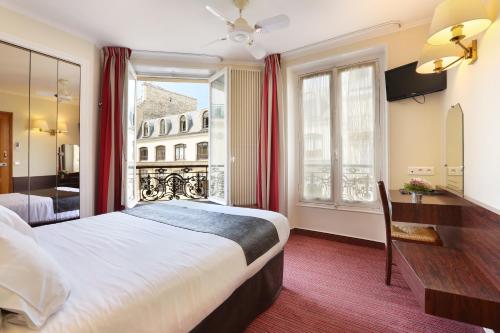 Ένα ή περισσότερα κρεβάτια σε δωμάτιο στο Hotel du College de France