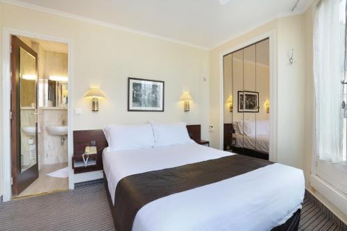 Katil atau katil-katil dalam bilik di Hotel du College de France