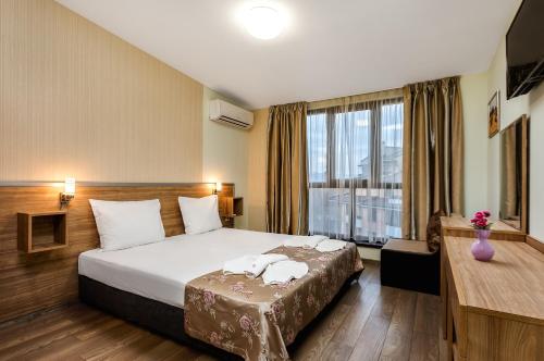 Un pat sau paturi într-o cameră la Hotel Gabi