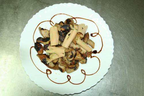 ein weißer Teller mit Lebensmitteln auf einem Tisch in der Unterkunft Bungalows Camping Parque Nacional de Monfragüe in Malpartida de Plasencia