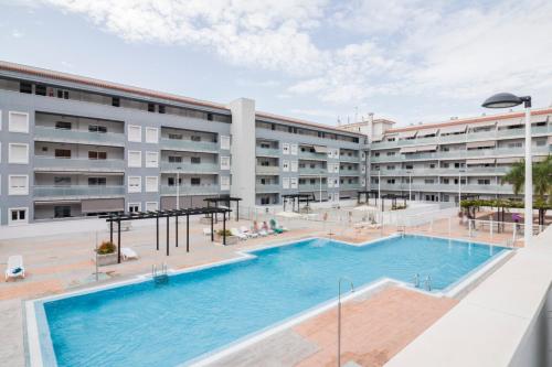Bazén v ubytovaní HomeForGuest HARMONY PARK NEW APT WITH SEA VIEW alebo v jeho blízkosti