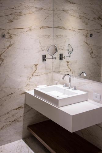 Un baño de Nomaa Hotel