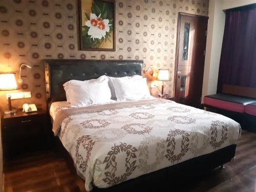 Tempat tidur dalam kamar di Pacific Hotel Ambon