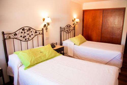 Una cama o camas en una habitación de Hotel Asturias
