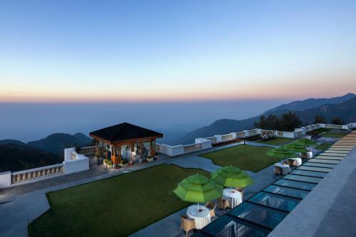 una vista aerea di un resort con tavoli e ombrelloni di Jaypee Residency Manor a Mussoorie