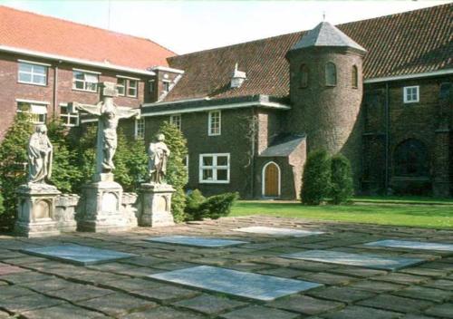 a large house with statues in front of it at Hotel Mariënhage in Eindhoven