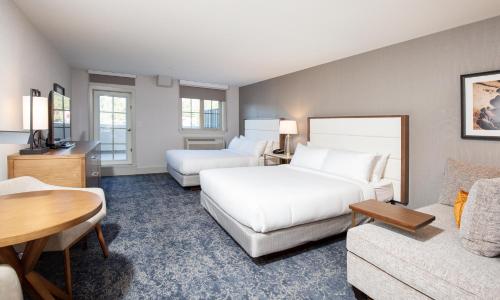 Postel nebo postele na pokoji v ubytování Pomeroy Hotel Fort McMurray