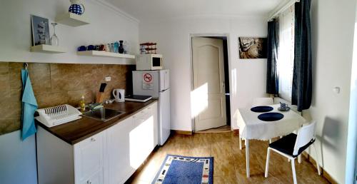 una cucina con lavandino e tavolo di DalmApartman a Budapest